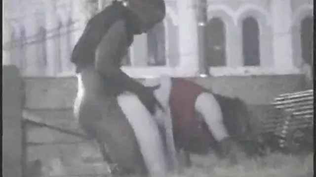 母亲在门廊上玩她的吸烟。 秋天瀑布色情