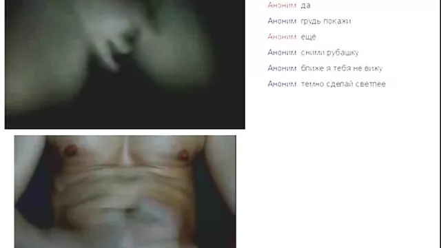 四个学生有一个肛门在树林里野餐。 顶色情