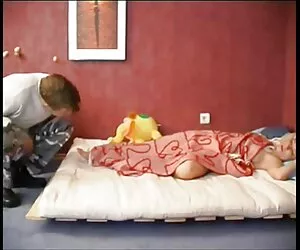 妈妈不断为他。 全性别的视频