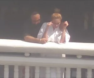 三个女孩在节日音乐会的乐趣。 充满激情的色情片