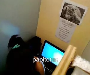 他妈的瘦瘦的女孩T恤，Canzana在阳台上 打开性别的视频