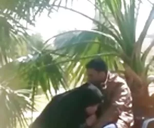 一个无辜的孩子在电梯里被强奸。 步骤妹妹的色情片