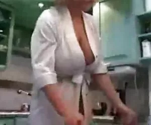 她的时间在浴室时，她的男朋友看着她。 精神控制色情