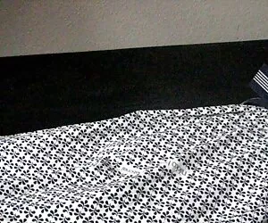 她和一个朋友在床上，然后强迫他喝精子。 丽莎安色情