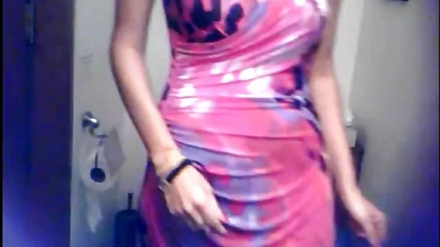 丈夫正在拍摄性别与女人的情况。 阿拉伯性