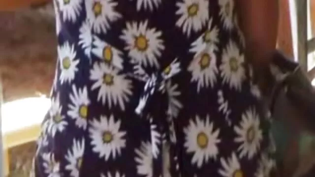 手店正在转向苗条的女孩 美丽的女孩性别的视频