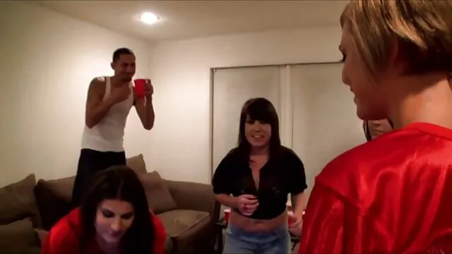 我把我的女朋友放在阴部，她没有参与。 紫罗兰夏天裸体