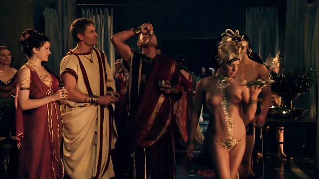 她丈夫在车上的金发女郎。 热性的电影