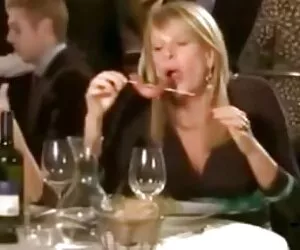 女孩让他的妻子的视频在右边！ 裸体的妈妈