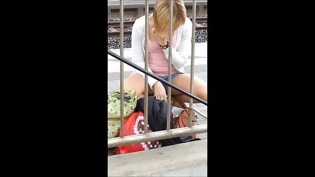 他妈的，女孩，然后给他一个手指到他的嘴 盖头性