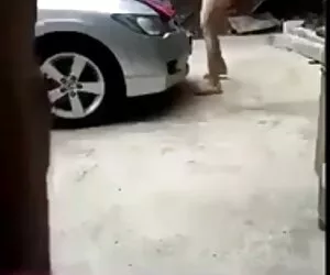 一个黑人，一个男人在他的嘴和他的去。 迪诺管