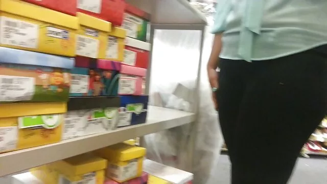 一个短的黑人妇女的大屁股在铸造耶稣。 热色情