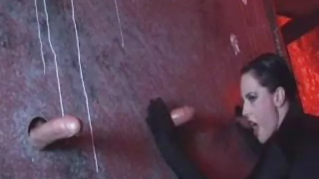 他她的公鸡深，而在同一时间倒蛋黄酱到瓶子里。 继母色情