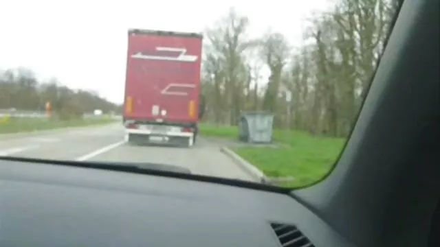 一个美丽的女人享受一个三人组有很多的公鸡。 热奶