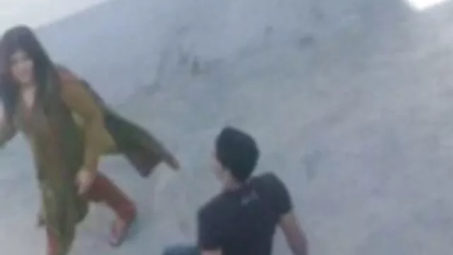 一个女人的陌生人，而她的丈夫似乎向上和消失 免费的黑色情