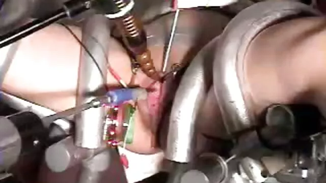 日本女性淋浴后躺在床上喂奶。 波特诺