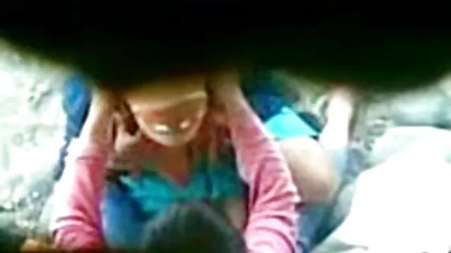 手淫是一个年轻的学生在摆动的不同位置 年轻的性别视频