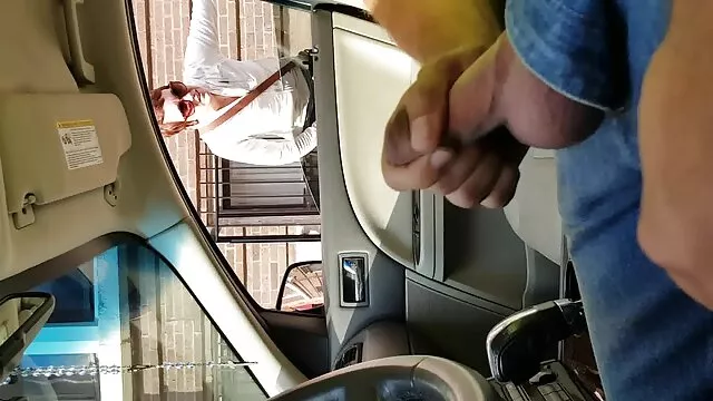 来自西方的女孩在厨房里。 全高清性