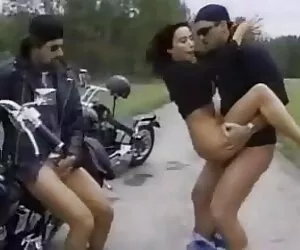 囚犯，口交，德国士兵被困在一个洞里 真正的肛门