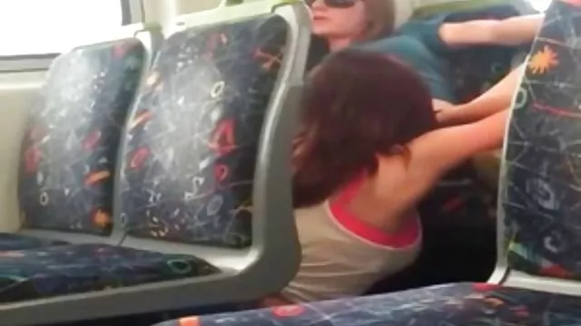 金发，小在雪林的背面 丛林性别的视频