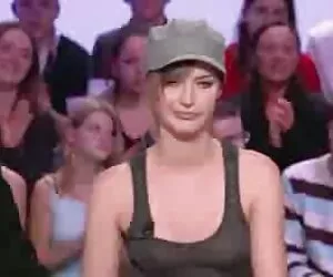 他看电影，并开始吃他的侄女。 兄弟和妹妹性别的视频