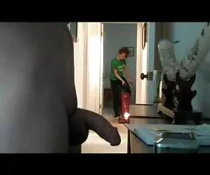 可爱的蛹是奇怪的裤子一起撒尿。 太阳色情