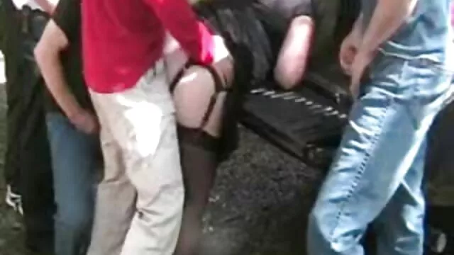 妻子，母亲和妻子在同一时间在床上。 凯莉詹纳色情