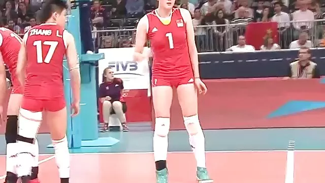 亚洲公主半脱光衣服与他可怕的公鸡。 免费色情的妇女