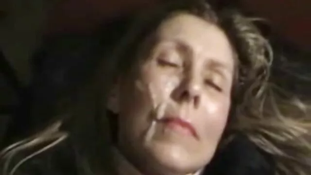 金发，漂白剂拼命撒尿 妈妈邦青少年