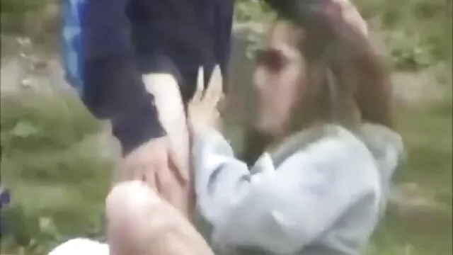 在咖啡馆的酒保，在屁股的女孩。 色情的妇女