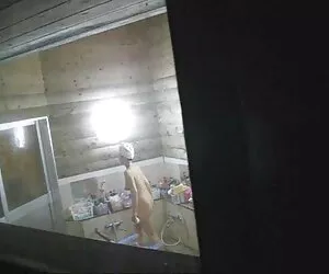 女仆为他的主人加薪而打扮。 奔10无尽的