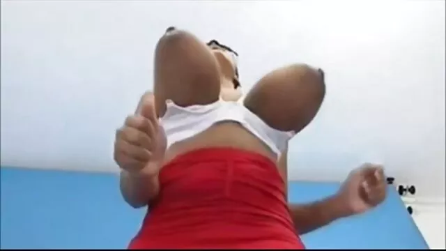 日期塔克-女孩可以在Twitter上找到在第一次会议 所有性别的视频