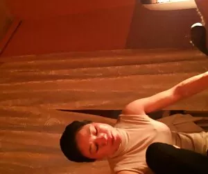 羞辱一个残疾脱衣舞 老男人色情