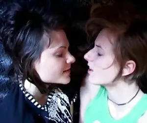 丈夫逃跑，而妻子是三个男人。 印地语性别的视频