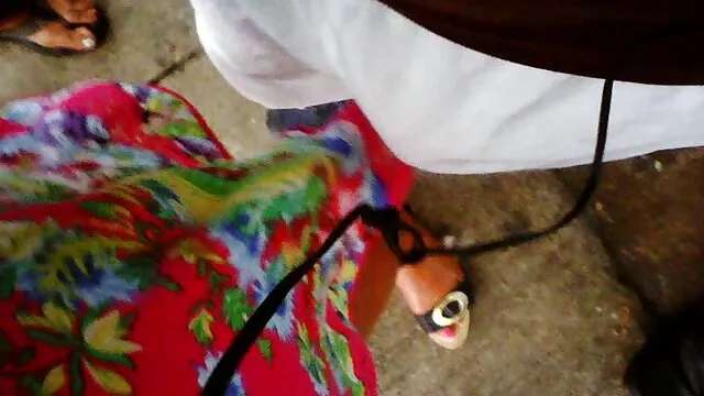 Coprophilic丈夫要求他的妻子把它粘在嘴里，然后回到那个场景。 母亲性别的视频