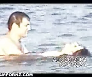 金发的狗屎空白，然后把狗放在车里。 印度妈妈做爱