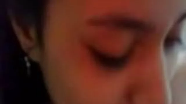 手牵着手用两只手在猫在性质在克里米亚 尤吉兹