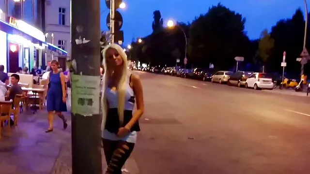 黑色的头发，穿透严重的障碍 女大学生性别的视频