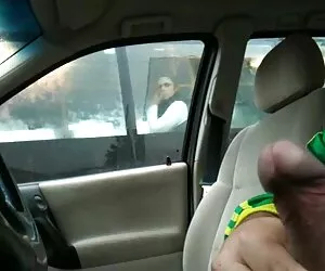 一个毛茸茸的女孩在朋友的方式吸烟。 德西热性