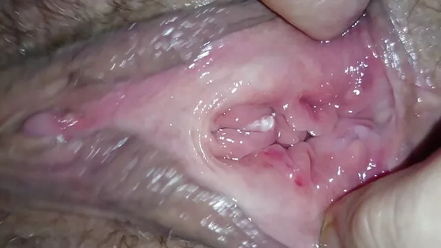 头发亮指甲油，身体热锤 家庭色情