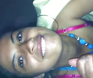 年轻女子喜欢它，当她的丈夫看嘴和吞咽小便。 印地语性别的视频高清