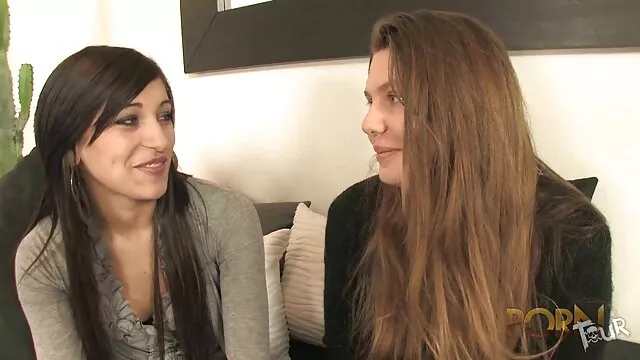 集团性别与两个女人一个家伙在卧室里 移动色情